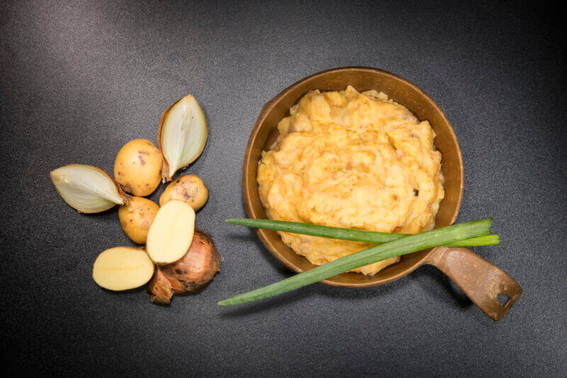 Kartulipuder peekoniga tumedal taustal