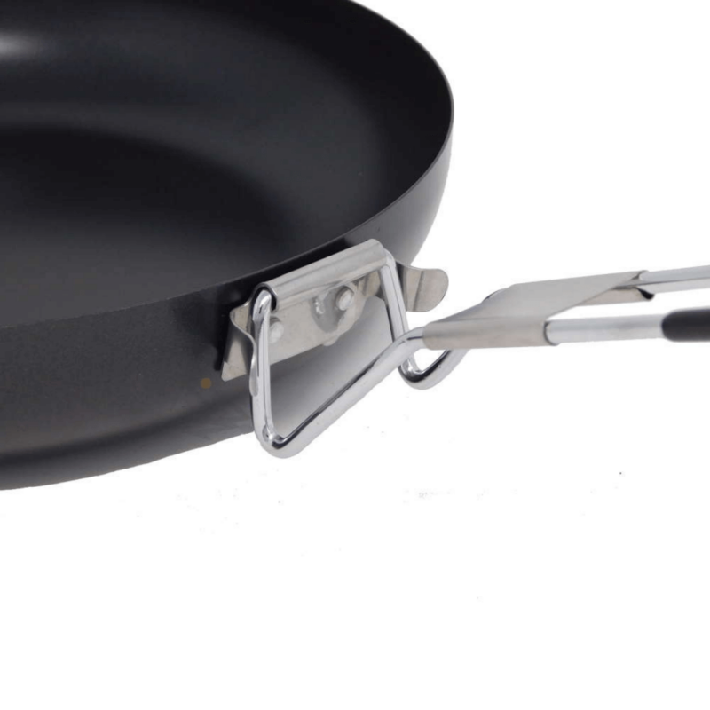 Matkapann valgel taustal