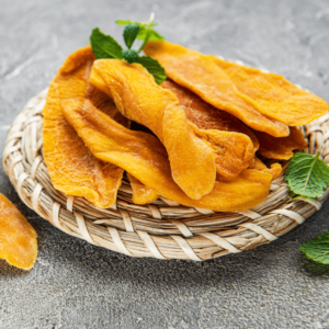 Kuivatatud mango taldrikul