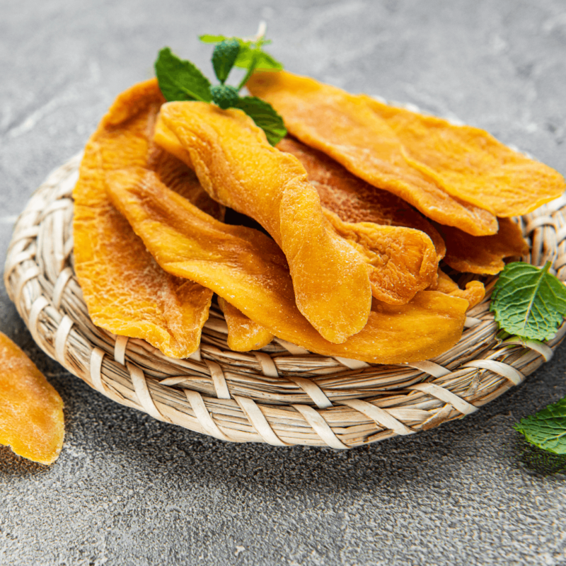 Kuivatatud mango taldrikul